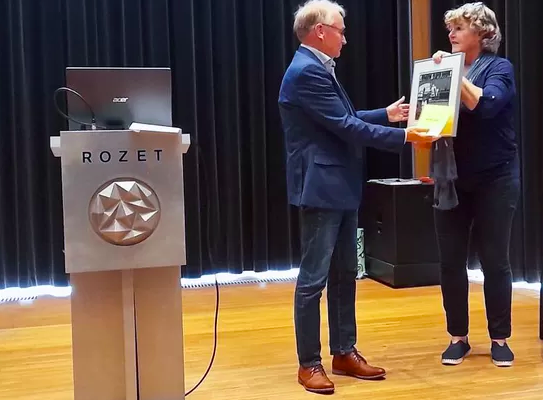 Jan de Vries ontvangt de prijs uit handen van Prodessevoorzitter Margreet van Gastel